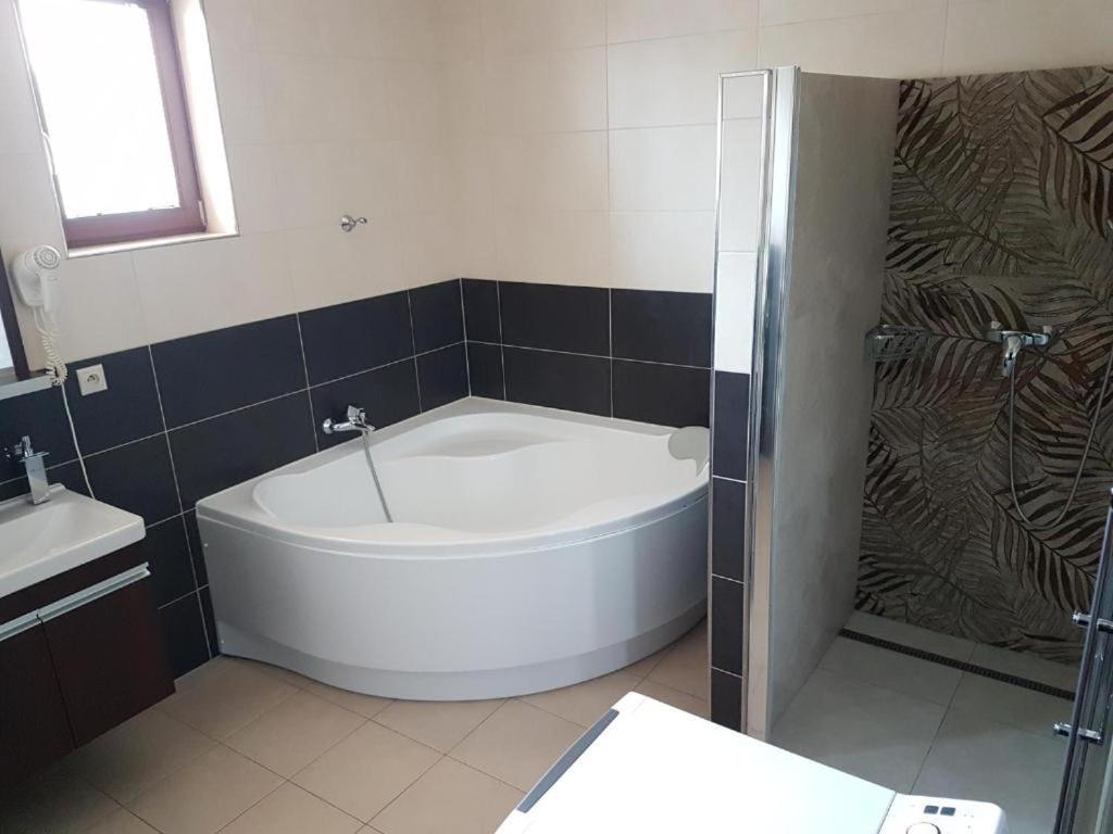 Vila Lexus Velky Meder Ngoại thất bức ảnh